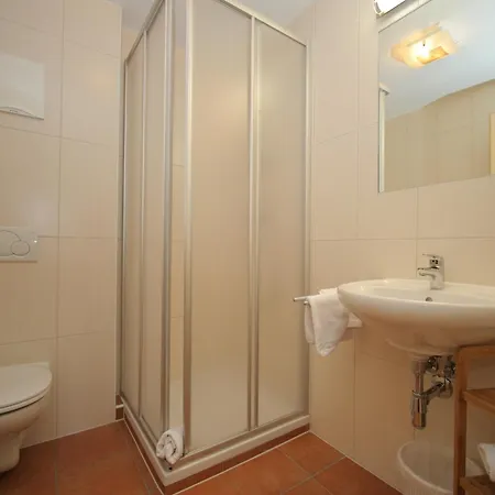 Stylish Flats In Near Lifts, Cleaning Included Uderns