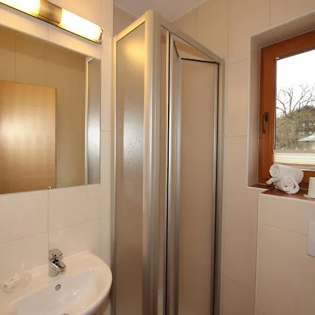 Stylish Flats In Near Lifts, Cleaning Included Uderns